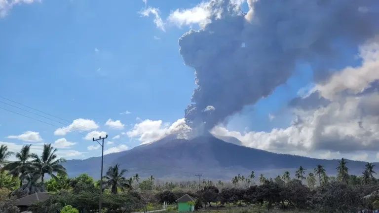 Gunung Lewotobi Laki-laki Erupsi Dahsyat, Status Awas Warga Diminta Waspada
