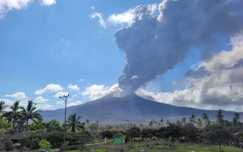 Gunung Lewotobi Laki-laki Erupsi Dahsyat, Status Awas Warga Diminta Waspada