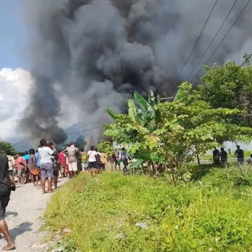 Enam Prajurit TNI Evakuasi Guru dan Warga di Tengah Kerusuhan Elelim