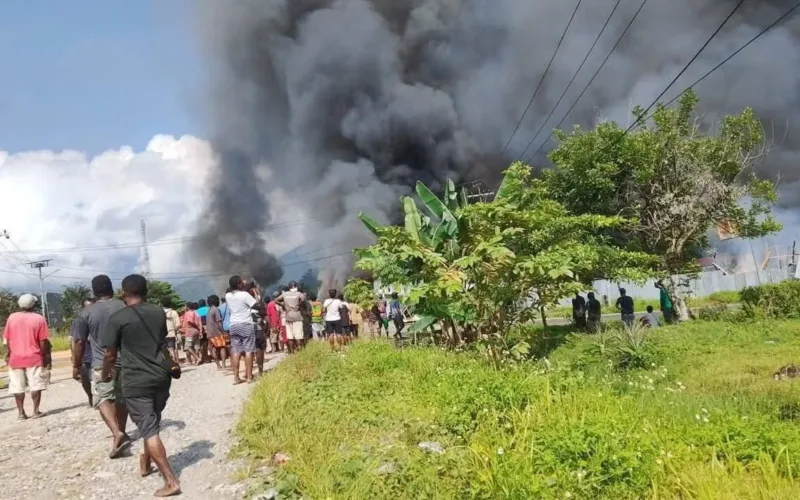 Enam Prajurit TNI Evakuasi Guru dan Warga di Tengah Kerusuhan Elelim