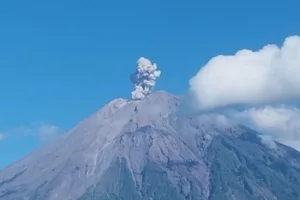 Gunung Semeru erupsi