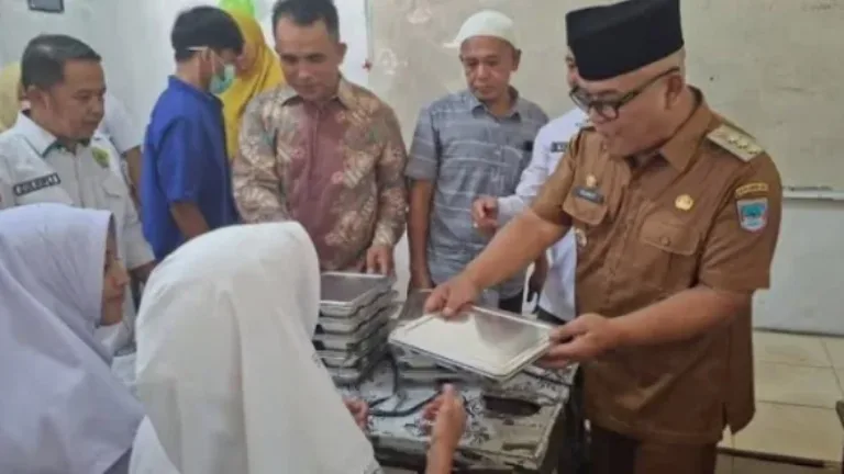 Bupati Yulianto Launching Program MBG di MTsN 4 Pasaman Barat