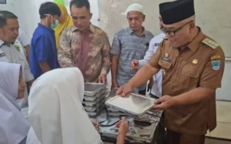 Bupati Yulianto Launching Program MBG di MTsN 4 Pasaman Barat