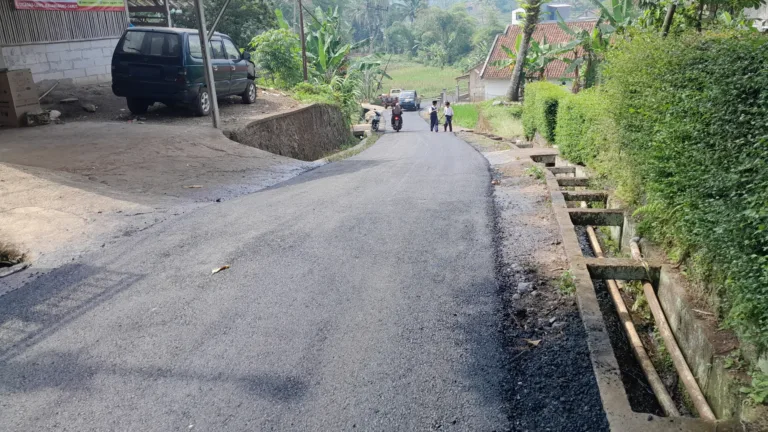 Pemerintahan Desa Cibunar Realisasikan Pembangunan Infrastruktur Jalan Desa kampung Sukaresni dan Cikujang