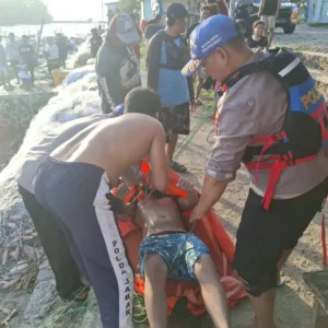 Sat Polairud Polres Garut Bersama Relawan Dan Nelayan Temukan Korban Tenggelam Dipantai Karang Papak
