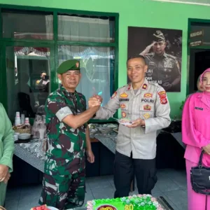 Wujud Solidaritas, Polsek Kadungora Berikan Tumpeng Kepada Koramil 1108 Di Kadungora