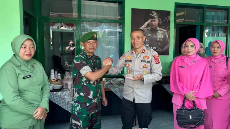 Wujud Solidaritas, Polsek Kadungora Berikan Tumpeng Kepada Koramil 1108 Di Kadungora