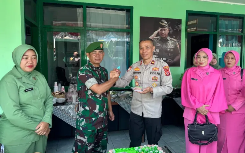 Wujud Solidaritas, Polsek Kadungora Berikan Tumpeng Kepada Koramil 1108 Di Kadungora