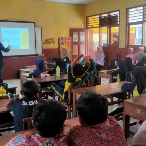 Polres Garut Hadir ke sekolah: Sidokkes Beri Edukasi Dan Ajak Siswa SDN 1 dan 2 Terapkan Hidup Disiplin Sejak dini