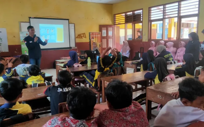 Polres Garut Hadir ke sekolah: Sidokkes Beri Edukasi Dan Ajak Siswa SDN 1 dan 2 Terapkan Hidup Disiplin Sejak dini