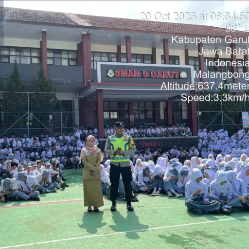 Polisi Sambangi Sekolah : Polisi Ajak Ratusan Siswa SMAN 9 “Melek” Kamtibmas Di Malangbong