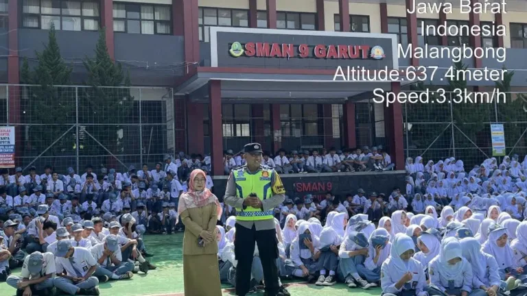 Polisi Sambangi Sekolah : Polisi Ajak Ratusan Siswa SMAN 9 “Melek” Kamtibmas Di Malangbong