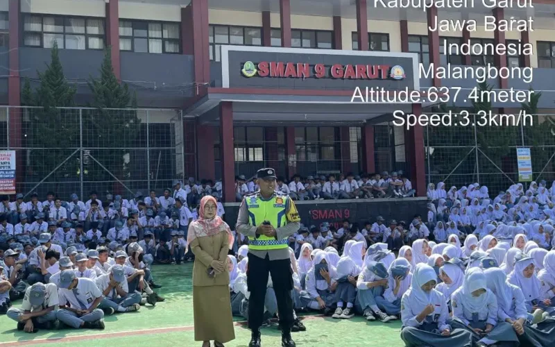 Polisi Sambangi Sekolah : Polisi Ajak Ratusan Siswa SMAN 9 “Melek” Kamtibmas Di Malangbong