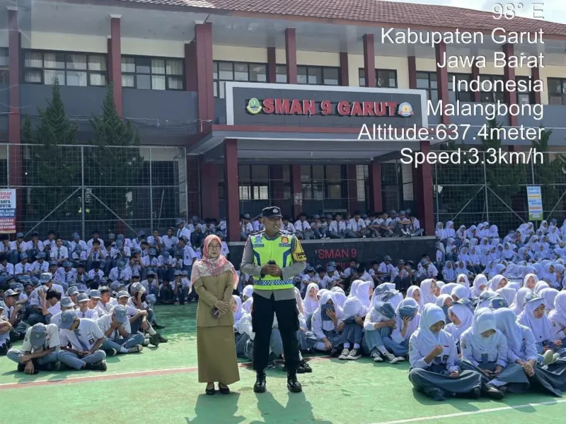 Polisi Sambangi Sekolah : Polisi Ajak Ratusan Siswa SMAN 9 “Melek” Kamtibmas Di Malangbong
