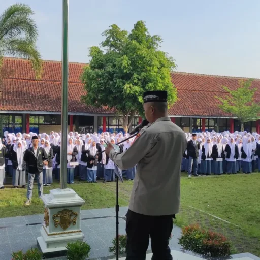 Kanit Binitbmas Polres Garut Jadi Pembina Upacara I MAN 1 Garut Ajak Siswa Tertib Hukum Dan Tolak Anarkis