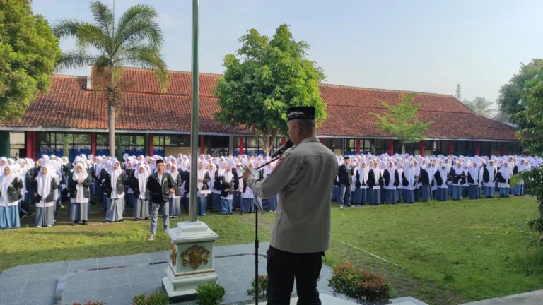 Kanit Binitbmas Polres Garut Jadi Pembina Upacara I MAN 1 Garut Ajak Siswa Tertib Hukum Dan Tolak Anarkis