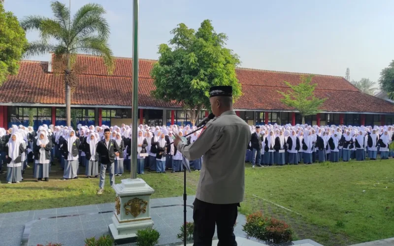 Kanit Binitbmas Polres Garut Jadi Pembina Upacara I MAN 1 Garut Ajak Siswa Tertib Hukum Dan Tolak Anarkis