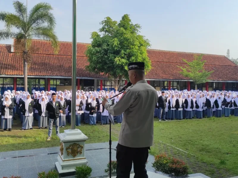 Kanit Binitbmas Polres Garut Jadi Pembina Upacara I MAN 1 Garut Ajak Siswa Tertib Hukum Dan Tolak Anarkis
