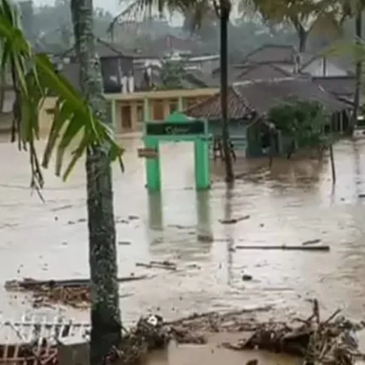 Banjir Bandang Terjang Pesantren Miftahululum Dan Kolam-Kolam Ikan Di Sukawening Garut