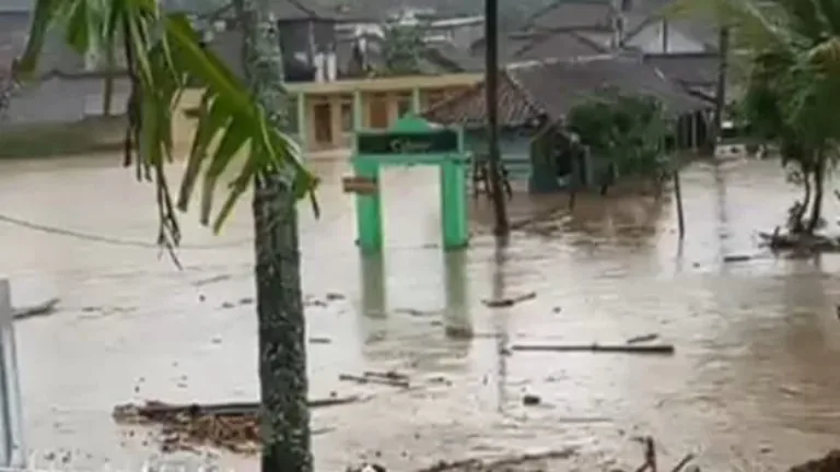 Banjir Bandang Terjang Pesantren Miftahululum Dan Kolam-Kolam Ikan Di Sukawening Garut