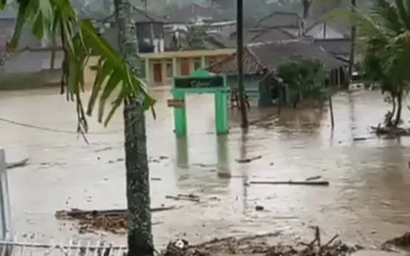 Banjir Bandang Terjang Pesantren Miftahululum Dan Kolam-Kolam Ikan Di Sukawening Garut