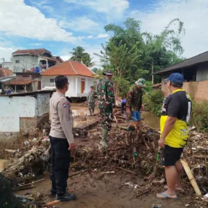Polsek Sukawening Bersama Forkopimcam Juga Warga Gotong Royong Bersihkan Sisa Banjir Bandang