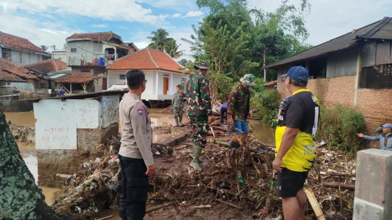 Polsek Sukawening Bersama Forkopimcam Juga Warga Gotong Royong Bersihkan Sisa Banjir Bandang