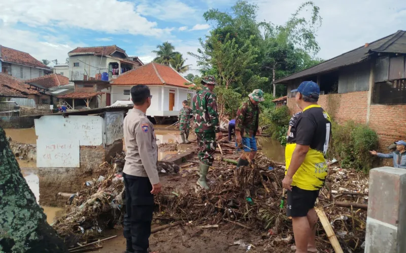 Polsek Sukawening Bersama Forkopimcam Juga Warga Gotong Royong Bersihkan Sisa Banjir Bandang