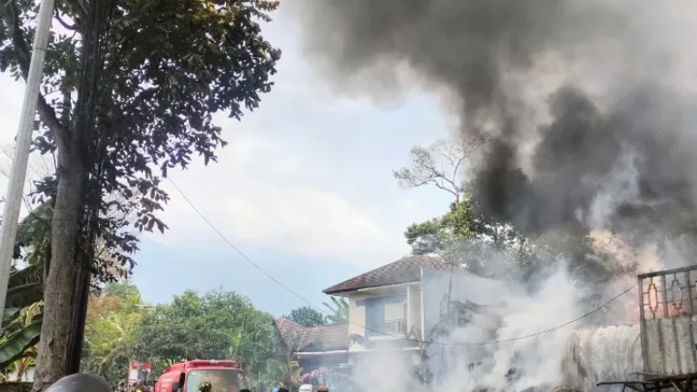 Gudang Rongsokan Milik Komar Sidik Terbakar, H. Basuki Eko SH MH Benarkan Lewat Wawancara Telepon