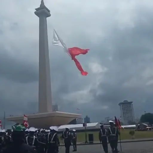 Bendera Merah Putih Robek Saat Gladi HUT ke-80 TNI di Monas, Ini Penjelasan TNI