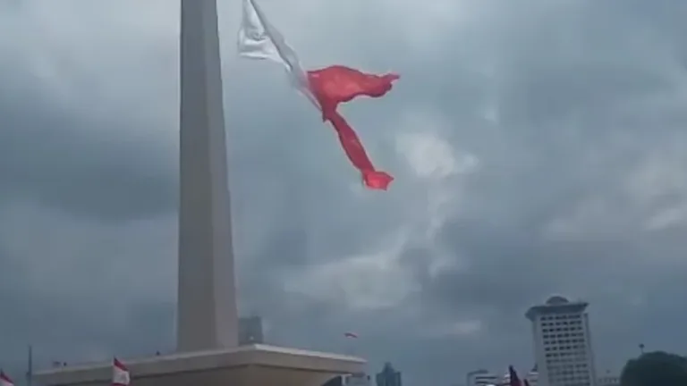 Bendera Merah Putih Robek Saat Gladi HUT ke-80 TNI di Monas, Ini Penjelasan TNI