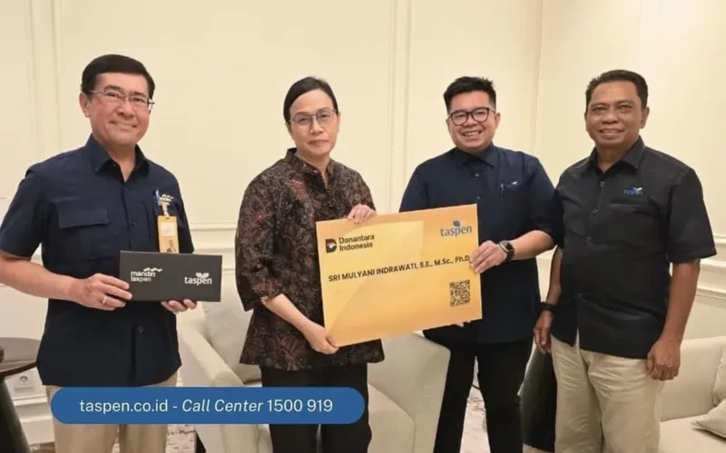 Taspen Serahkan Manfaat Pensiun dan THT kepada Sri Mulyani