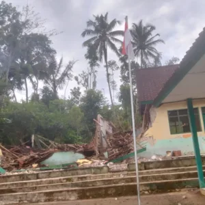 Bangunan MTS Al-Barkah Ambruk Setelah Lama Diabaikan Pemerintah