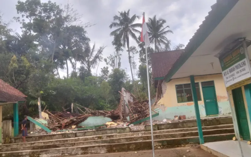 Bangunan MTS Al-Barkah Ambruk Setelah Lama Diabaikan Pemerintah