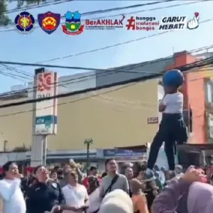 Bupati Garut DR. H. Syakur Amin Melihat Langsung Atraksi Anak-Anak Bersama Damkar dalam Acara Car Free Day
