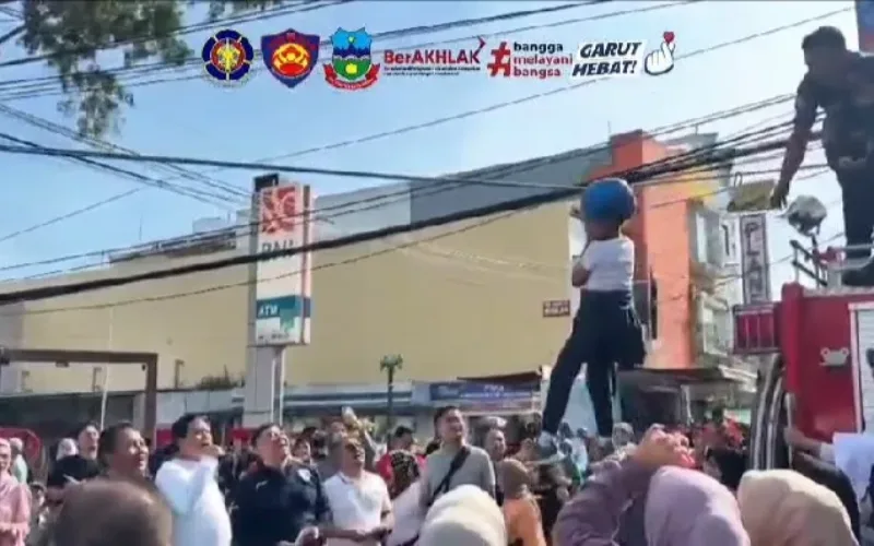 Bupati Garut DR. H. Syakur Amin Melihat Langsung Atraksi Anak-Anak Bersama Damkar dalam Acara Car Free Day