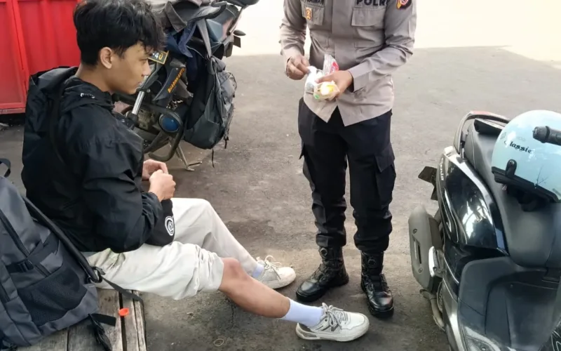 Polisi Gerak Cepat Beri Pertolongan Laka Di Pertigaan Ikan Mas