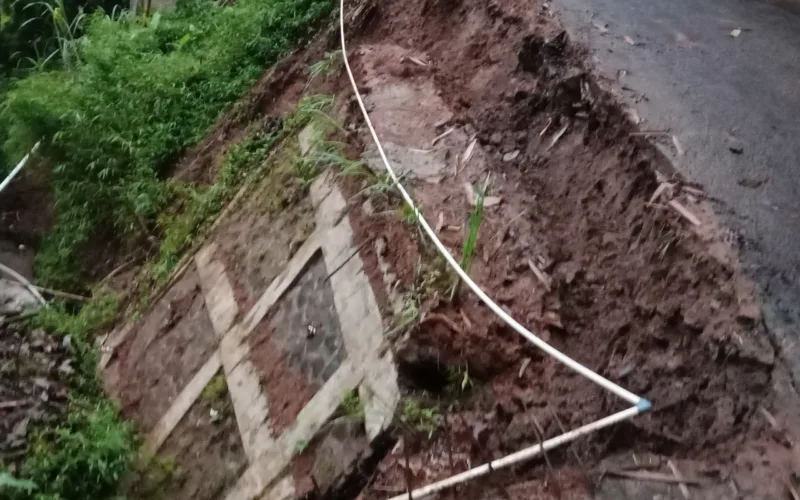 Hujan Deras Mengakibatkan TPT Di Bahu jalan Desa Sukamulya Amblas