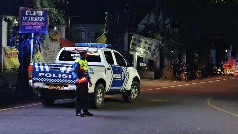 Sat Lantas Polres Tana Toraja Lakukan Patroli Blue Light Intensifkan Pengawasan Arus Kendaraan