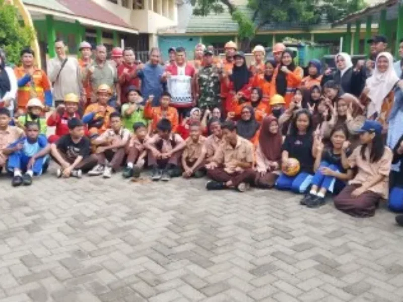 Koramil 06/Mamajang Bersama TRIPIKA Gelar Kerja Bakti Penanaman Pohon DanTerong Di Makassar