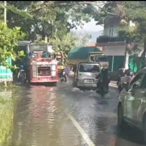Banjir Rendam Jalan Nasional Di Kersamanah , Warga Keluhkan Minimnya Respon Dari Pihak Terkait