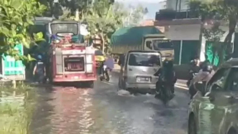 Banjir Rendam Jalan Nasional Di Kersamanah , Warga Keluhkan Minimnya Respon Dari Pihak Terkait