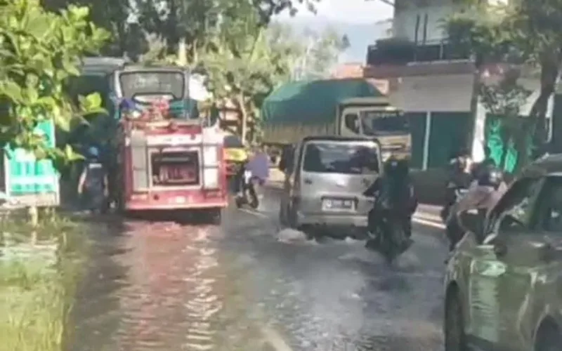 Banjir Rendam Jalan Nasional Di Kersamanah , Warga Keluhkan Minimnya Respon Dari Pihak Terkait