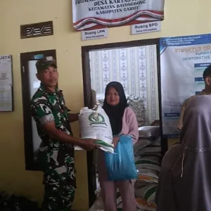 Pembagian Sembako Di Desa Karyajaya Berlangsung Tertib