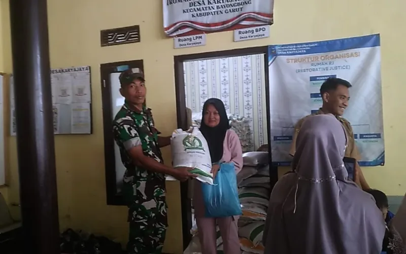 Pembagian Sembako Di Desa Karyajaya Berlangsung Tertib