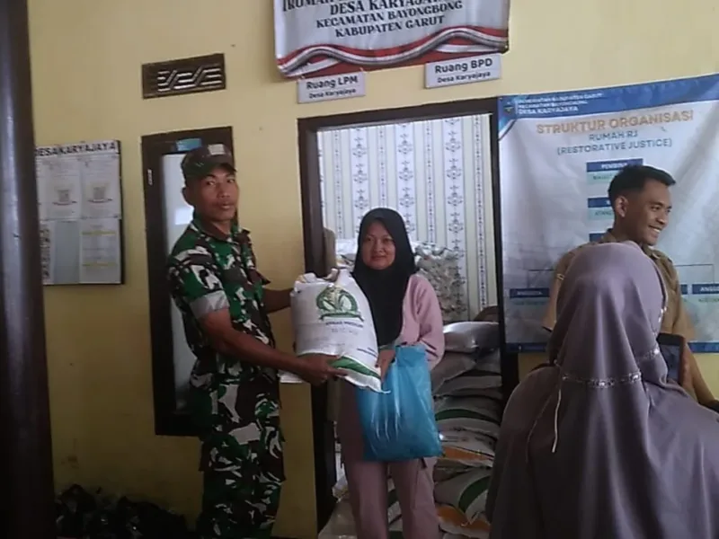 Pembagian Sembako Di Desa Karyajaya Berlangsung Tertib