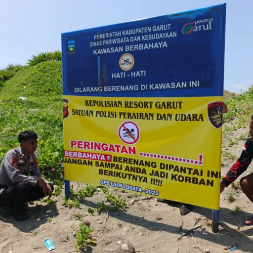 Sat Polairud Polres Garut Pasang Sepanduk Dan Bendera Merah Putih Di Pantai Selatann