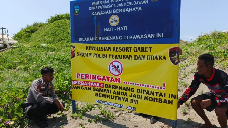 Sat Polairud Polres Garut Pasang Sepanduk Dan Bendera Merah Putih Di Pantai Selatann