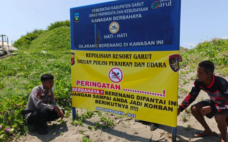 Sat Polairud Polres Garut Pasang Sepanduk Dan Bendera Merah Putih Di Pantai Selatann