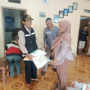 Pemdes sukamulya Salurkan Bansos Sembako Kepada warga